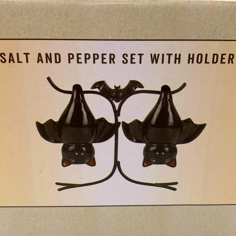 NIB Cracker Barrel Gothic Black Hanging Bat Salt Pepper Shakers With Holder - Picture 6 of 6